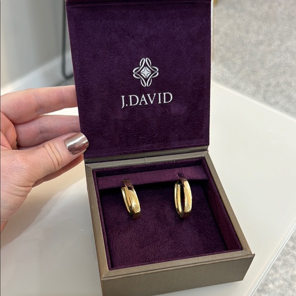 14Kt gold J. David earrings - Picture 4 of 7